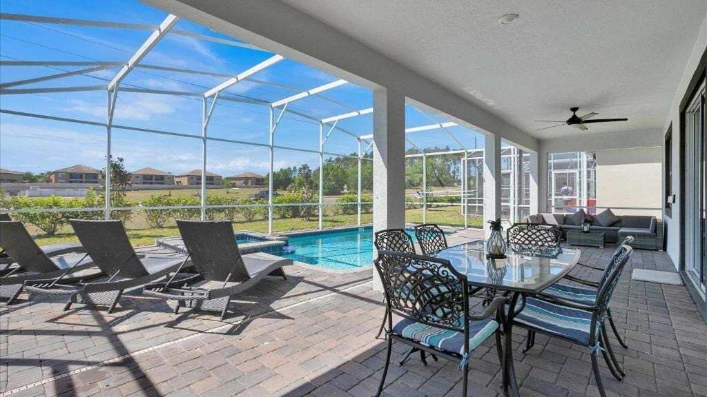 屋外ダイニングエリア