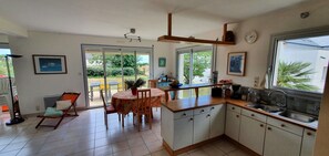 Kühlschrank, Mikrowelle, Ofen, Wasserkocher mit Kaffee-/Teezubehör