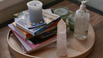 Chuveiro, secador de cabelo, bidê, toalhas de banho