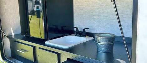 Kylskåp, mikrovågsugn, ugn och spishäll