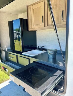 Réfrigérateur, micro-ondes, four, plaque de cuisson