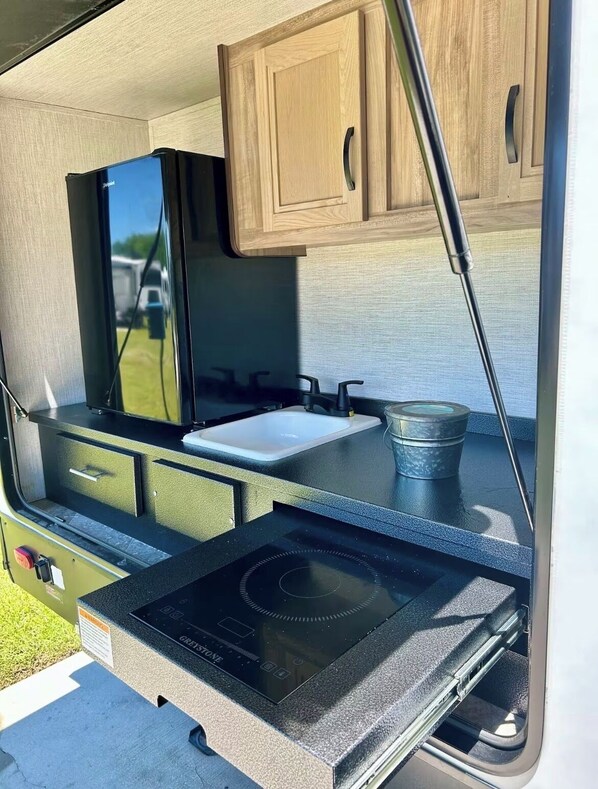 Fridge, microwave, oven, stovetop