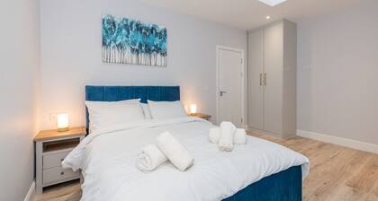 Brand-New & Trendy 2BR in the Vibrant Town Centre - Pass the Keys