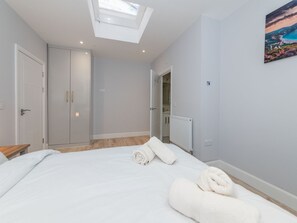 2 عدّة غرف نوم ومكواة/لوح كي وواي فاي مجانًا وملاءات أسرّة