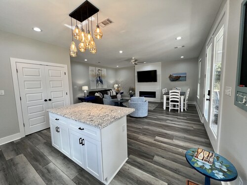 Serene lakefront cottage