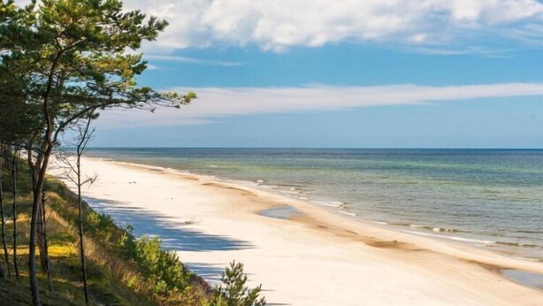A beach with clear skies and calm waters. - Apartment with river view, sauna, and indoor pool (Dziwnow)