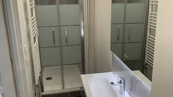 Douche, sèche-cheveux, serviettes fournies, savon