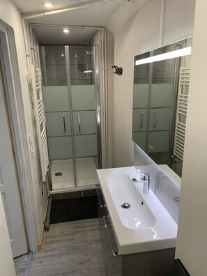 Shower, hair dryer, towels, soap - Appartement Entier 2 Chambres 2 Salles de Bain, Internet Fibre, Netflix (Saint-Quentin)