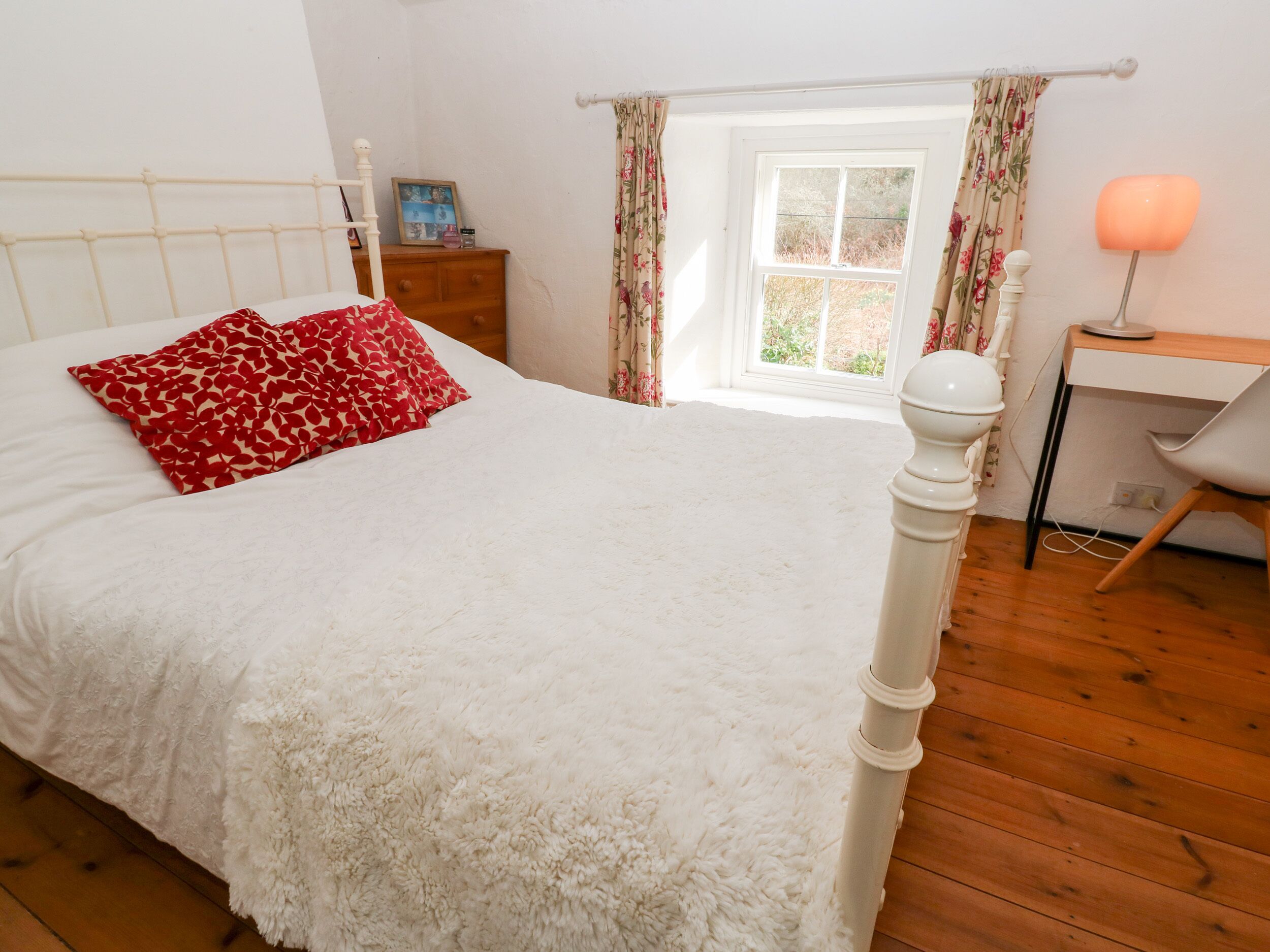 2 habitaciones, decoración personalizada y muebles diferentes 