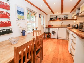 ตู้เย็น, กาต้มน้ำไฟฟ้า, เตาปิ้งขนมปัง, เครื่องครัว/จาน/ช้อนส้อม