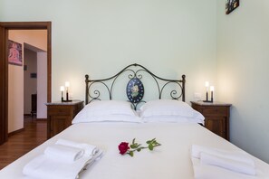 2 عدّة غرف نوم ومكواة/لوح كي وواي فاي مجانًا وملاءات أسرّة