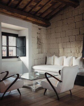 Appartement Penthouse, baignoire à remous (Suite) | Aire de séjour | Téléviseur à DEL de 50 po avec télévision par satellite, téléviseur