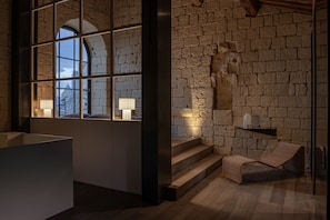 Àtic, banyera d'hidromassatge (Suite) | 1 dormitori, minibar gratuït, caixa forta a l'habitació i escriptori