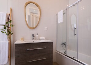 Hair dryer, towels, soap, shampoo - Villa Lillian (Ponta Delgada)