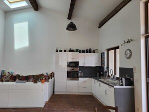 Frigorífico, microondas, horno y placa de cocina