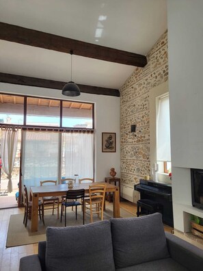 Una Smart TV, una chimenea, un futbolín, una mesa de tenis de mesa