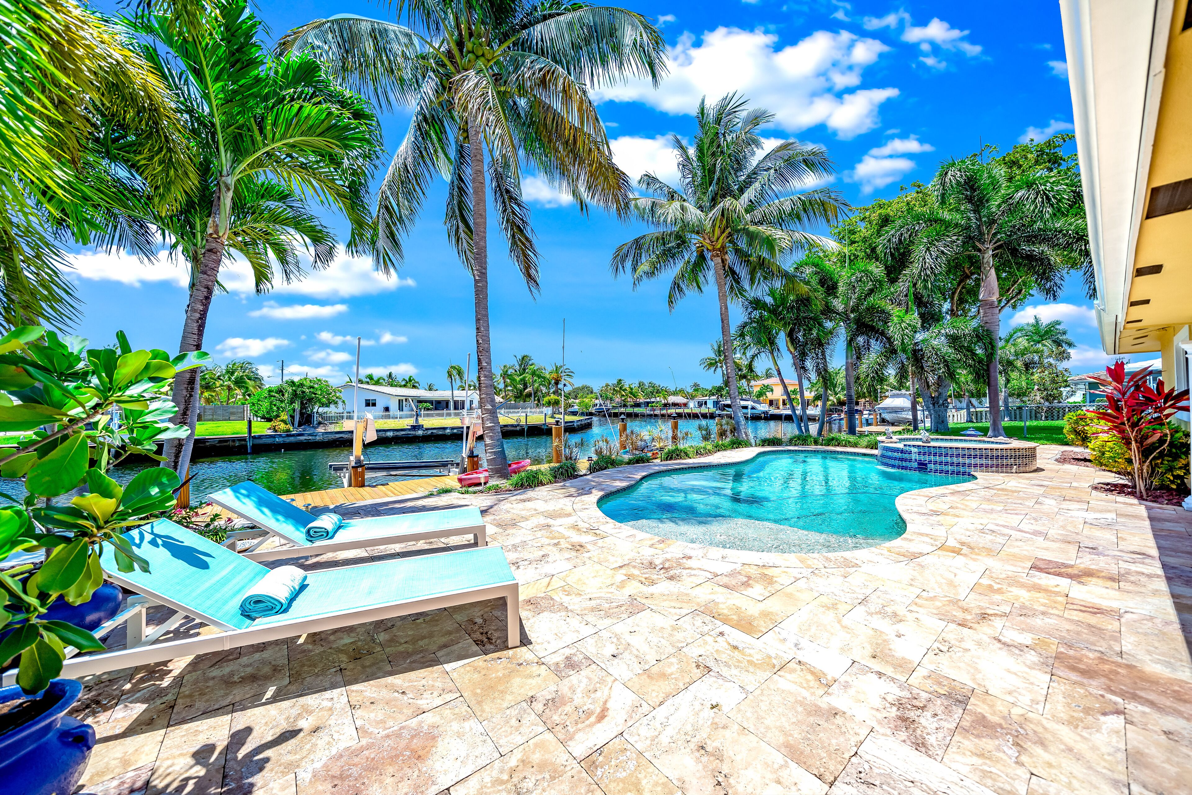 Heated Pool & Hot Tub! WaterFront+1 Mile To Beach!