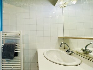 Een douche, een haardroger, handdoeken