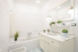 Shower, hair dryer, bidet, towels - SANTA CROCE Apartment, Central and Convenient (Lucca)