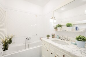 Douche, sèche-cheveux, bidet, serviettes fournies
