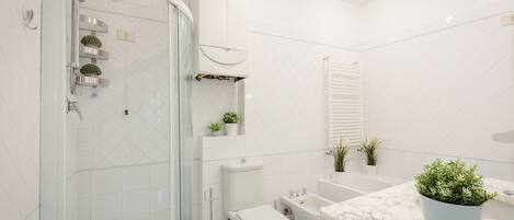 Douche, sĂšche-cheveux, bidet, serviettes fournies