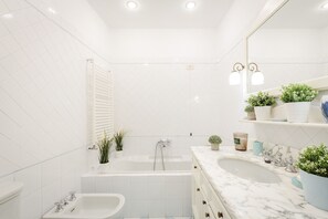 Een douche, een haardroger, een bidet, handdoeken