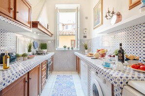 Kühlschrank, Mikrowelle, Ofen, Geschirrspüler