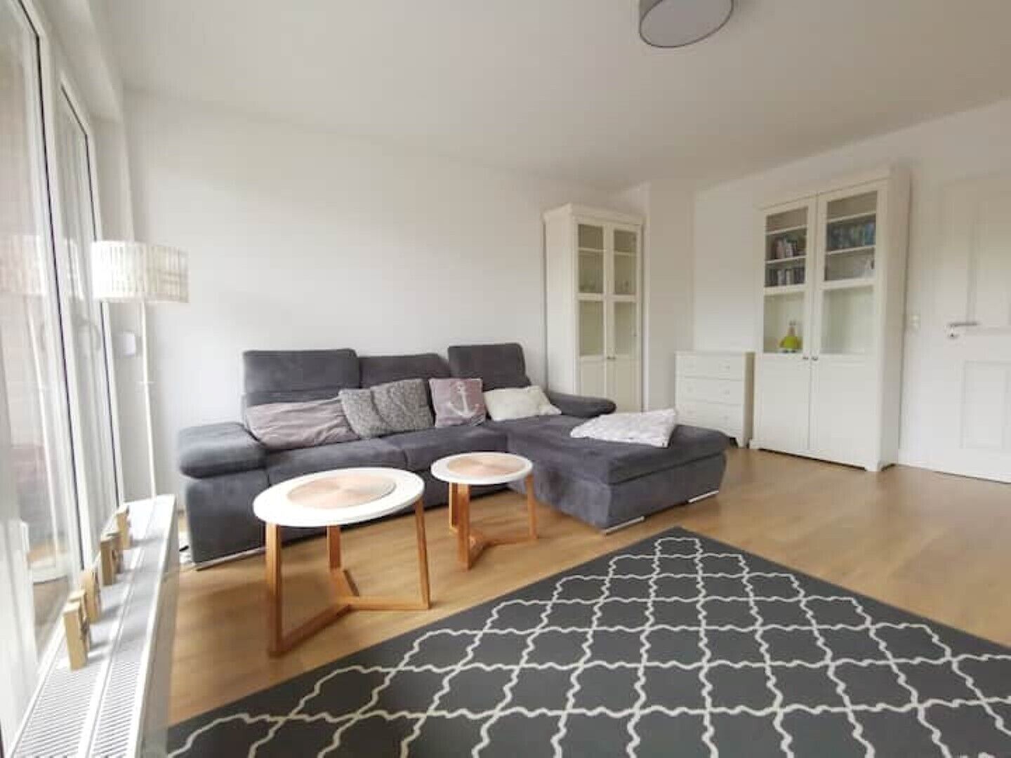 Smart-TV, DVD-Player, Bücher, Computerbildschirme