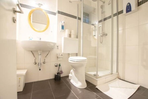 Shower - 1 Bedroom Apartment in Meerbusch (Meerbusch)