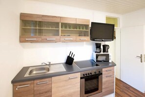 Private kitchen - 1 Bedroom Apartment in Meerbusch (Meerbusch)