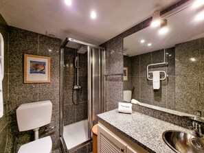 Bañera, secador de pelo, toallas