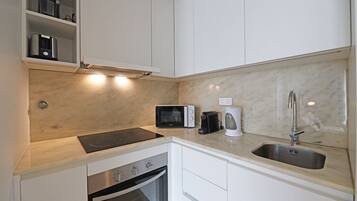 Fridge, microwave, oven, coffee/tea maker