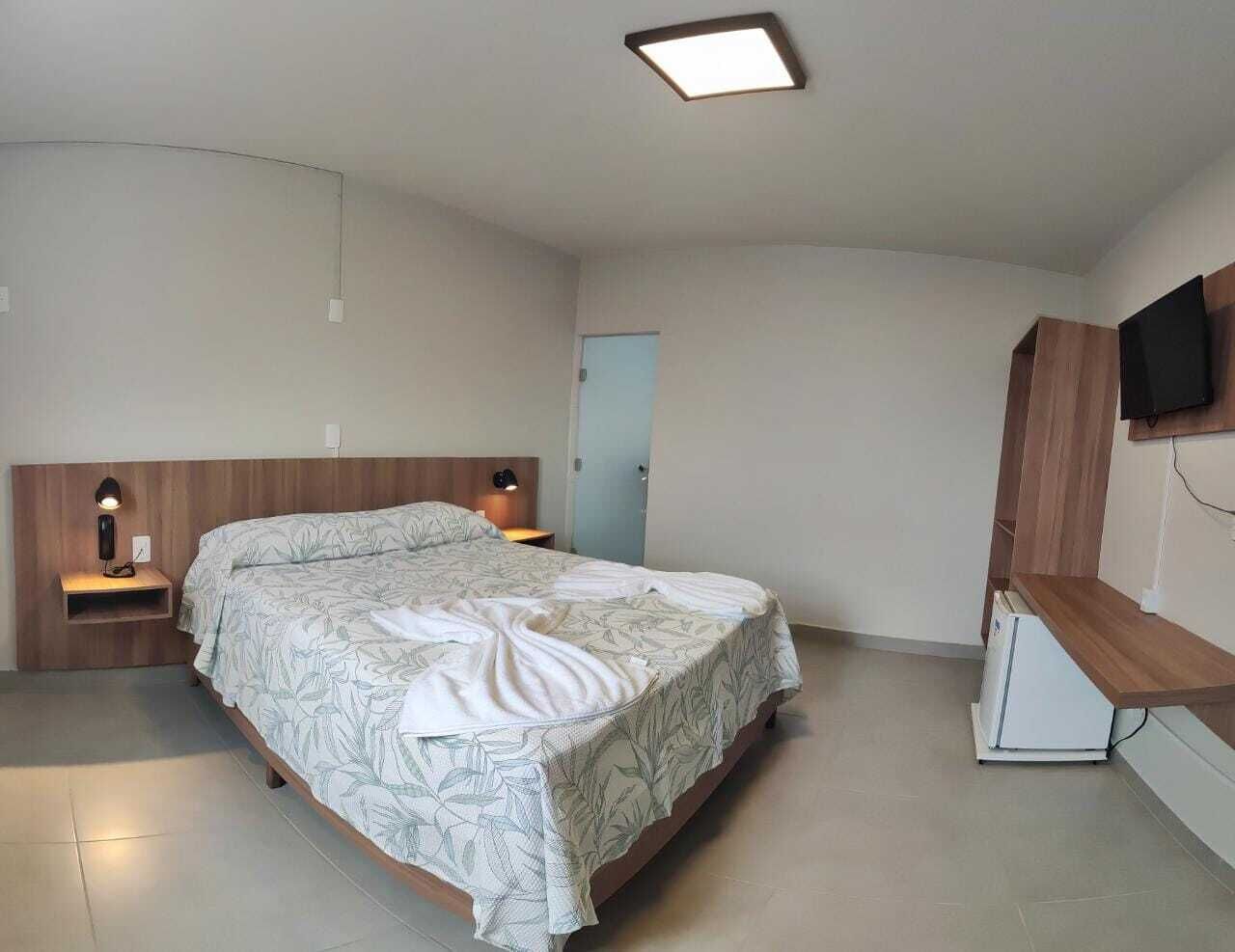 Quarto luxo | 5 quartos, escrivaninha, espaço de trabalho para notebook