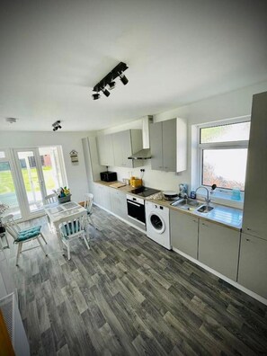 Dining tables - Dot's Escape - 2 bed Bungalow (whitstable)
