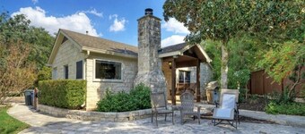 Buda Casita: Charming 1-Bed, 1-Bath, 15 Mins to Downtown Austin! King size bed.