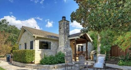 Buda Casita: Charming 1-Bed, 1-Bath, 15 Mins to Downtown Austin! King size bed.