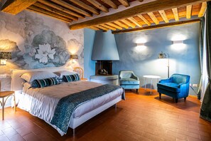 7 Schlafzimmer, Zimmersafe, Schreibtisch, Bügeleisen/Bügelbrett