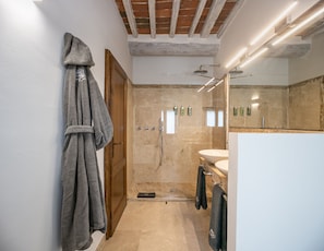 Kostenlose Toilettenartikel, Haartrockner, Bademäntel, Hausschuhe