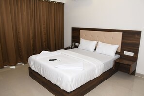 1 bedroom, desk, laptop workspace, soundproofing - Hotel Precious Pearl (Mumbai)