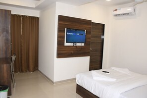 1 bedroom, desk, laptop workspace, soundproofing - Hotel Precious Pearl (Mumbai)