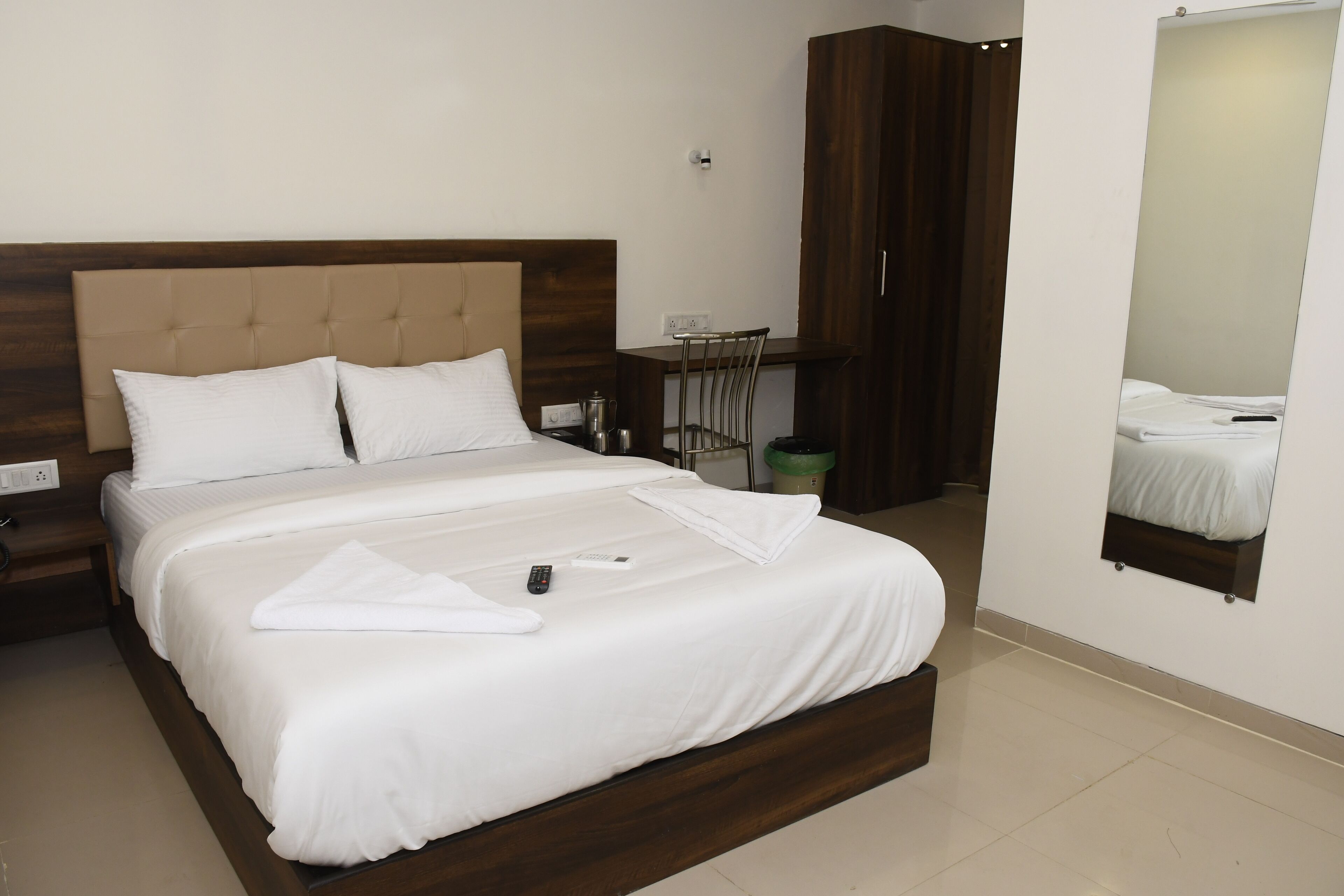 1 habitación, escritorio y espacio para trabajar con laptop 