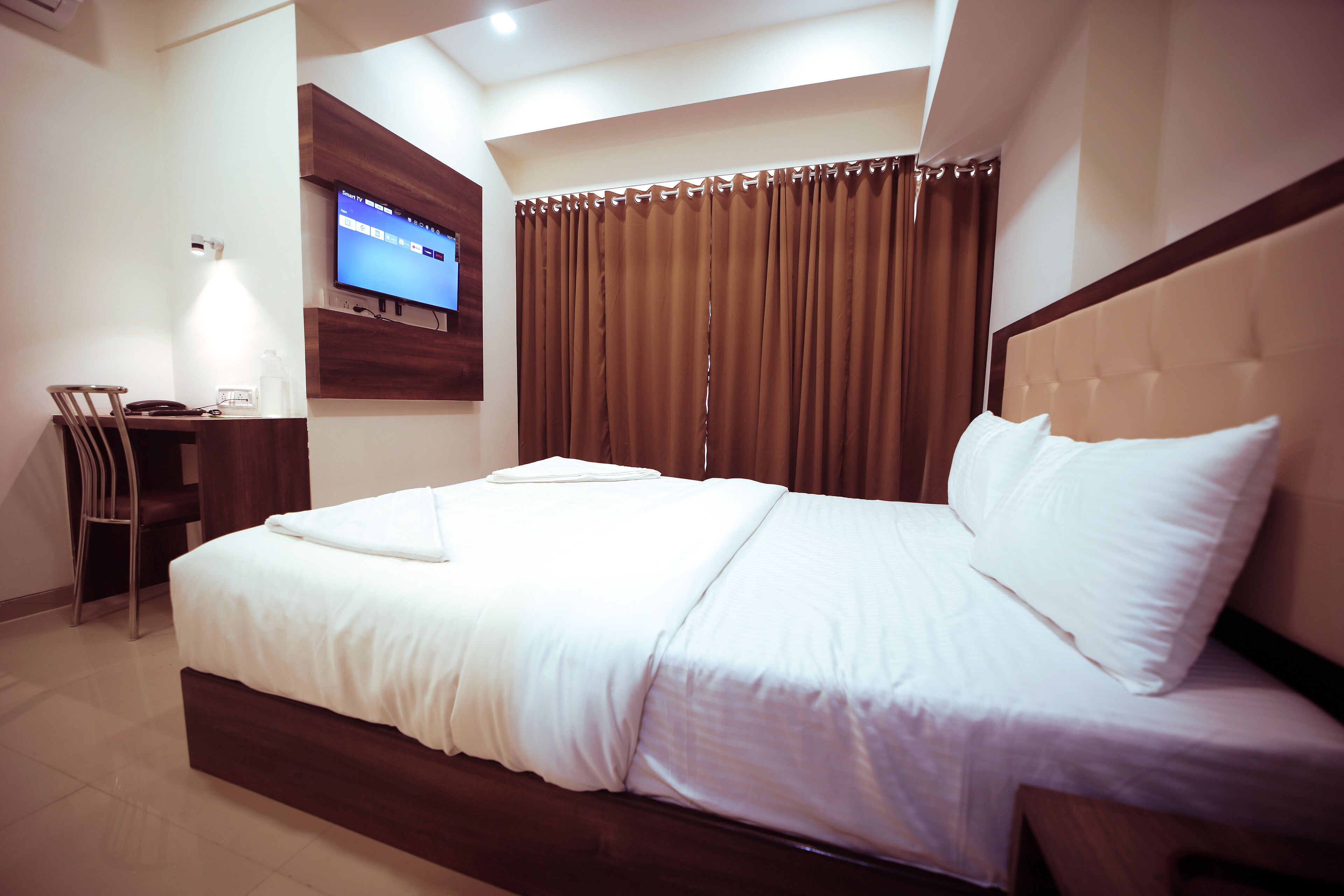 1 多间卧室、办公桌、笔记本电脑工作区、隔音