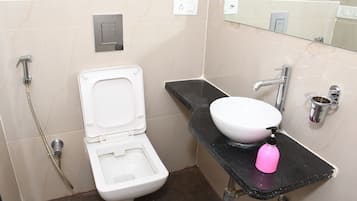 Quarto standard | Banheiro | Chuveiro, chuveiro com efeito de chuva, toalhas de banho