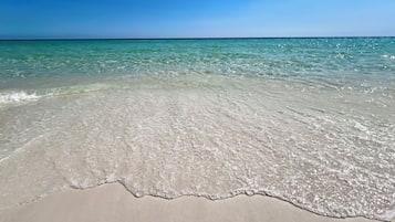 Plage à proximité, chaises longues, serviettes de plage