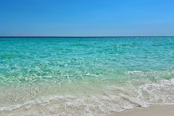 Una playa cerca, sillas reclinables de playa, toallas de playa