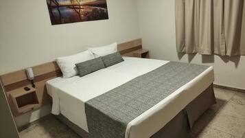 Quarto casal luxo | Wi-Fi de cortesia, roupa de cama