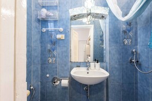 Apartamento conforto | Banheiro | Chuveiro, secador de cabelo, toalhas de banho