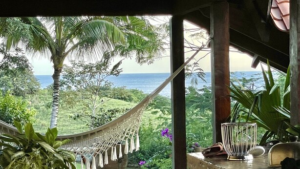 A hammock under a wooden structure with a view of the ocean and lush greenery. - A Remote Paradise in nature - Villa - Ocean View (Pedasi)
