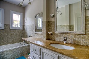 Shower, hair dryer, towels, toilet paper - Villa Avec Piscine à 20 min de Lyon (Chasse-sur-Rhône)