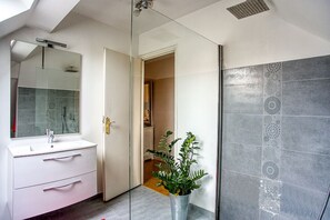 Dusche, Haartrockner, Handtücher, Toilettenpapier